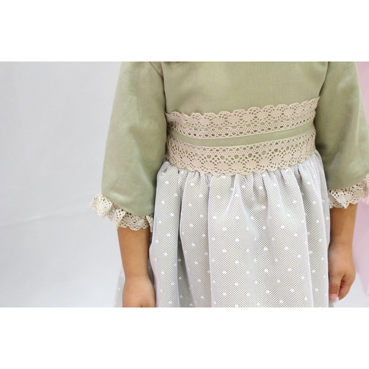 Pale green linen Flower girl dress, with cotton laces Golositos Ropa